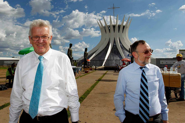 Winfried Kretschmann mit Dr. Kulitz in Brasilia vor der Kathedrale von Oscar Niemeye.