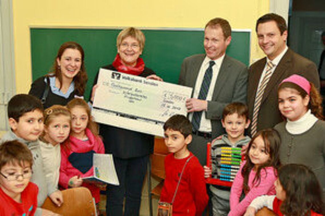 Jessica Kulitz, Jürgen Gast and Philipp Raunitschke at the donation handover to the intercultural children's house in Ulm.