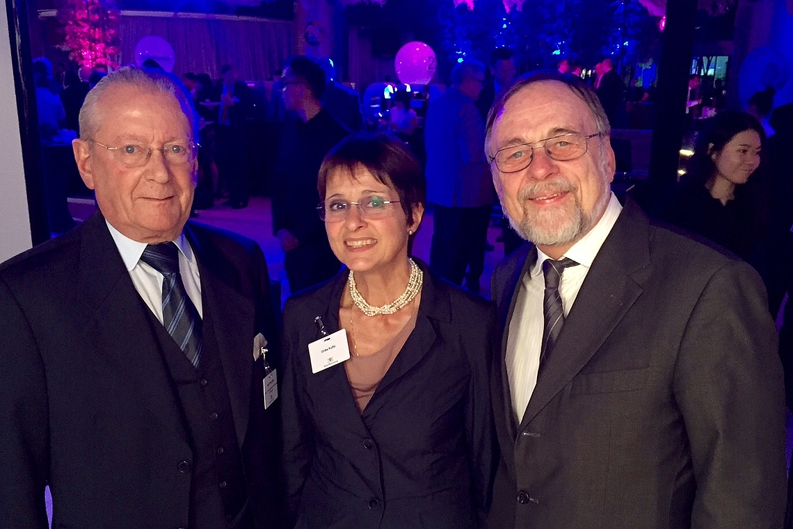 Hans Peter Stihl, Ulrike und Dr. Peter Kulitz auf der Jubiläumsfeier "20 Jahre German Center" in Singapur.