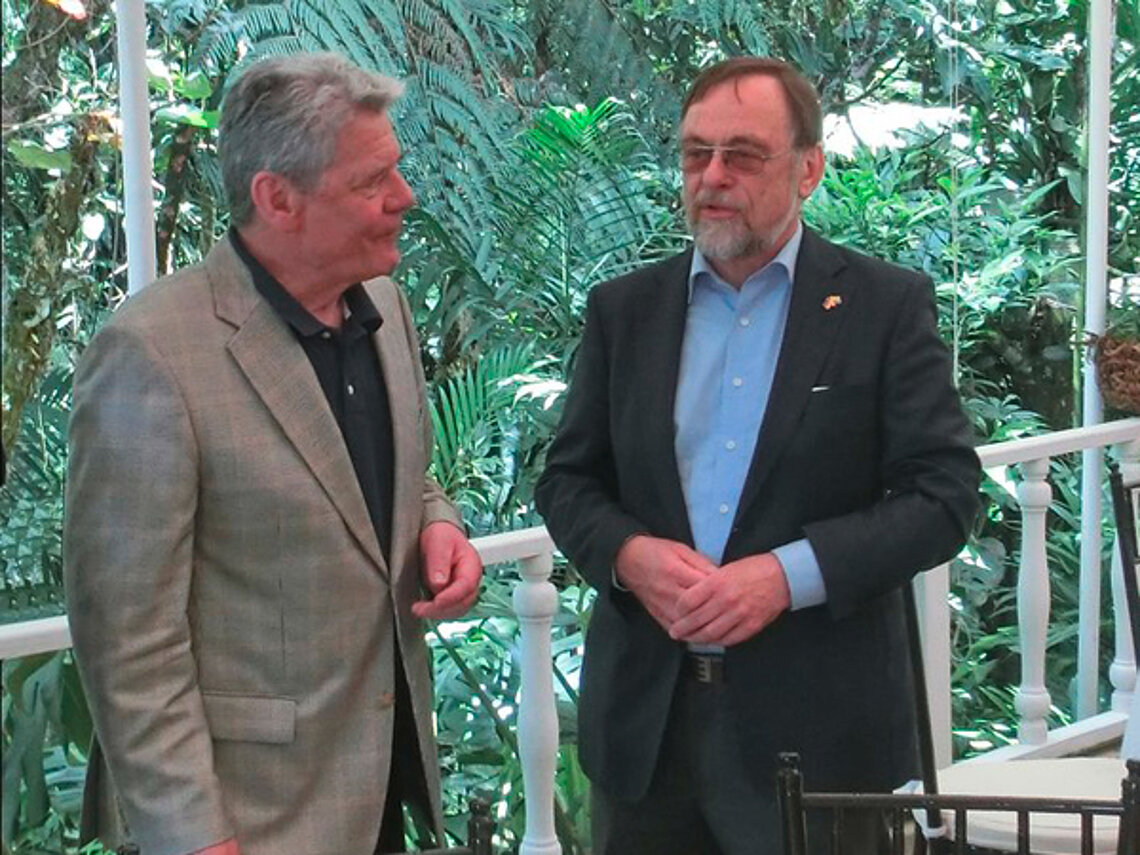 Joachim Gauck in conversation with Dr. Kulitz during a delegation trip to South America.