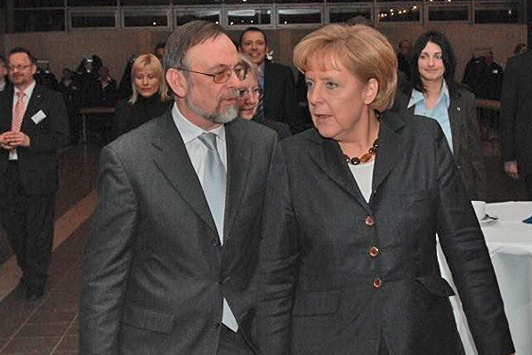 ESTA Geschäftsführer Dr. Peter Kulitz mit Bundeskanzlerin Dr. Angela Merkel.