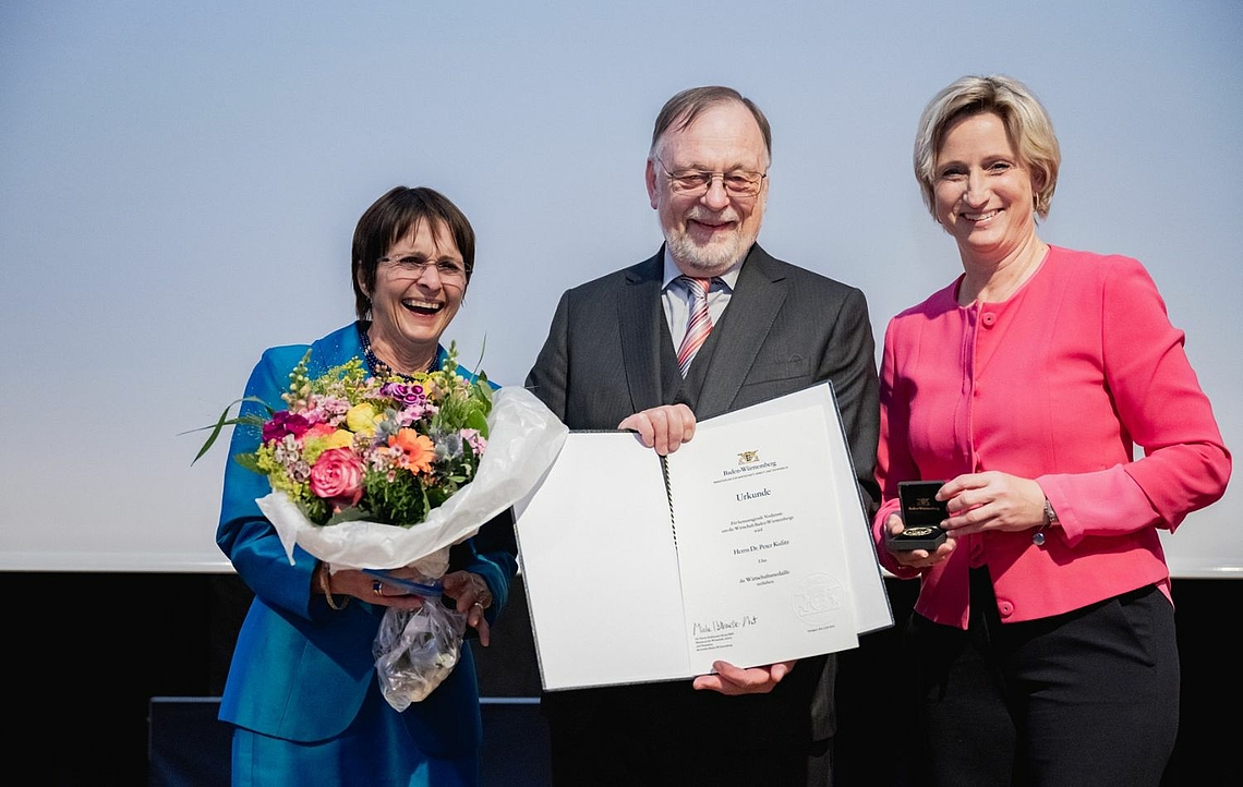 Dr. Peter Kulitz wird von Wirtschaftsministerin Nicole Hoffmeister-Kraut mit der Wirtschaftsmedaille geehrt.