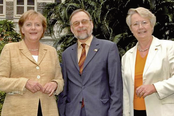 Dr. Peter Kulitz mit Angela Merkel und Annette Schavan in Indien.